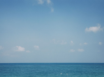 Ao longe, o mar e o céu tocam-se